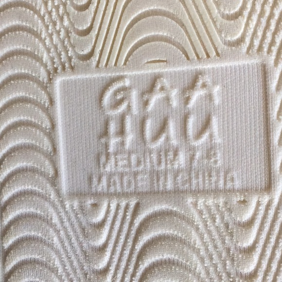 Fuzzy Gaahuu off white slippers size M - Picture 6 of 6